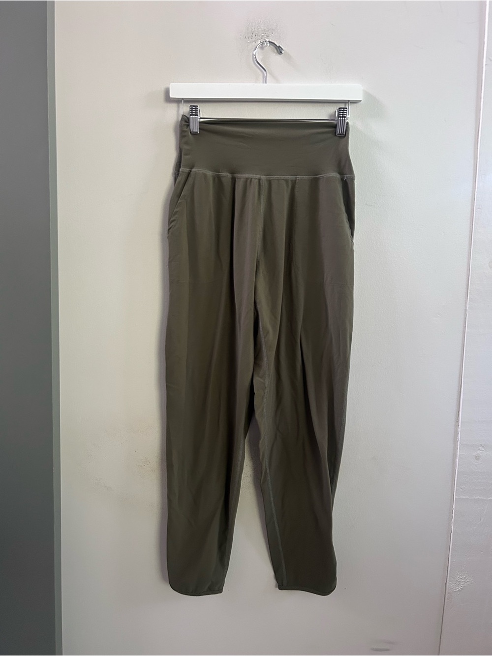 Carbon 38 green joggers small